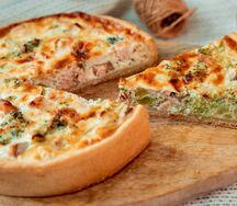 Киш с красной рыбой и брокколи (мини)