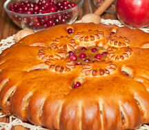 Пирог с яблоками и брусникой
