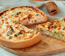 Киш с красной рыбой и брокколи