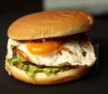 Бургер с яйцом