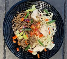 Wok с курицей и лапшой удон