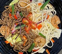 Wok с креветками и лапшой удон