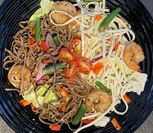 Wok с креветками и лапшой соба