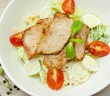 Салат Цезарь с индейкой