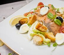 Салат Цезарь с лососем