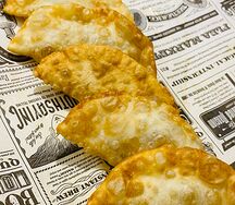 Чебуречки с варёной сгущёнкой и сахарной пудрой