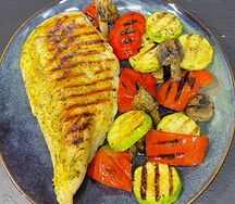 Стейк из куриного филе с овощами гриль