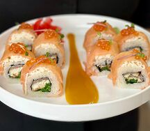 Ролл с обожжённым лососем и соусом манго