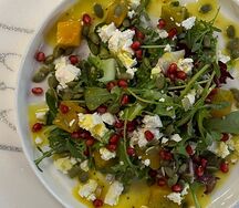 Тыква с гранатом, брынзой, микс-салатом и семенами подсолнечника