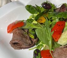 Ростбиф, печеный перец, свежие овощи, острый соус