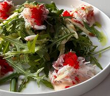 Краб, микс-салат, сельдерей, огурец, яблоко, соус том ям