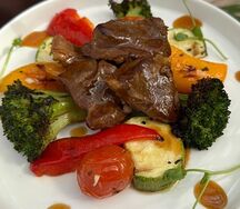 Томлёная баранина с овощами и острым соусом