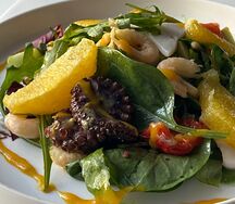 Осьминог, микс-салат, груша, апельсин, соус устричный