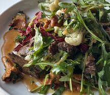 Телятина и жареные лисички