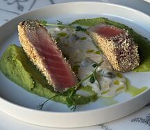 Тунец с гороховым пюре