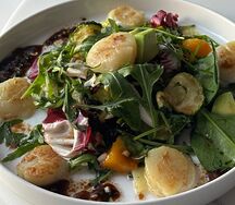 Морской гребешок, авокадо, цукини, манго, соус мятно-устричный