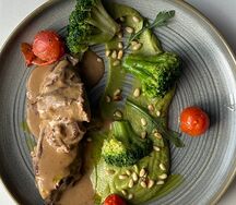 Филе баранины с перечным соусом и гороховым пюре