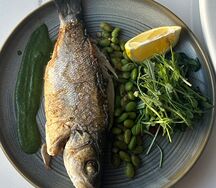 Сибас фаршированный анчоусами, каперсами и томатами