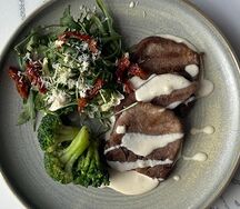 Язык говяжий с соусом морнэ