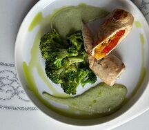 Куриный рулет с запечённым перцем и брокколи