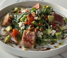 Тунец, бобы эдамаме, брынза, жареный нут, соус терияки