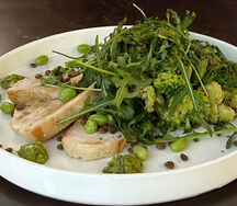 Салат с филе индейки, брокколи и цветной капустой