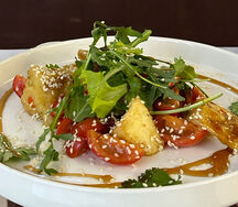 Баклажан, томаты черри, перец чили, кунжут, микс-салат, кинза, петрушка, соус бальзамический