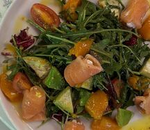 Салат с лососем и манго