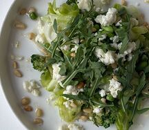 Зелёный салат с адыгейским сыром и лимонным соусом