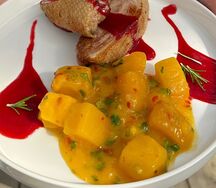 Медальоны из утиной грудки с манго