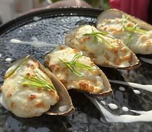 Мидии, запечённые под сыром