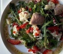 Утиное филе, страчателла, груша, клубника и соус медово-горчичный