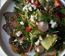 Ростбиф с овощами и адыгейским сыром