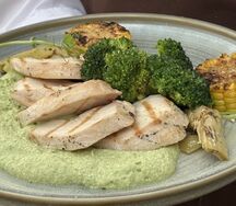 Филе цыплёнка с муссом из брокколи и кукурузой гриль