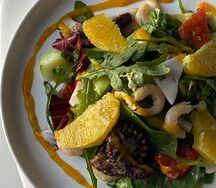 Креветка, кальмар, осьминог, авокадо, огурец, апельсин, перец запечённый, соус манго