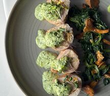 Рулет из индейки со шпинатом и лисичками