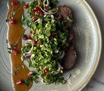 Говяжья вырезка с зеленью и гранатом