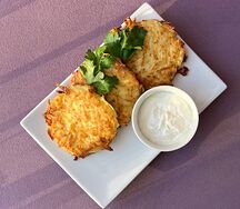 Картофельные драники со сметаной