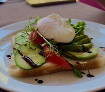 Тост с яйцом пашот и авокадо