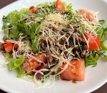 Салат с томленой говядиной