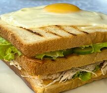 Сендвич клаб с курицей и яйцом