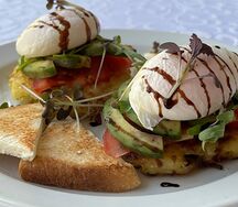 Картофельные драники с яйцом пашот и авокадо