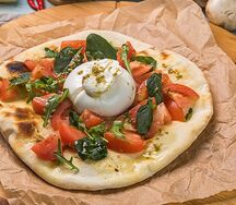 Буратта с томатами и соусом песто на горячей лепешке