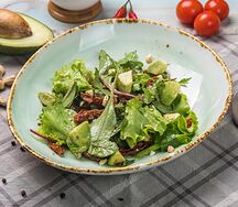 Салат с авокадо и вялеными томатами