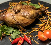 Половина цыпленка с картофелем пай