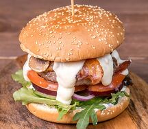 Фирменный бургер с говяжьей котлетой из мраморной говядины