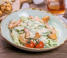 Салат Цезарь с креветками