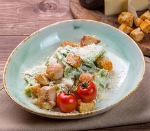 Салат Цезарь с курицей