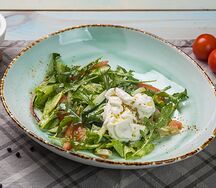 Итальянский салат со страчателлой