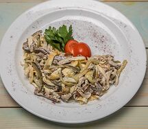 Салат с языком и тонким омлетом